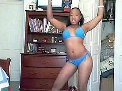 Webcam dance video with black chick in bikini