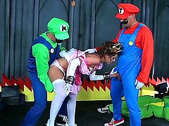 Smoking hot brunette Brooklyn Chase with big tits and firm ass dressed as princess gets fucked by experienced pornstars Keiran Lee and Toni Ribas in provocative childish Super Mario fantasy.