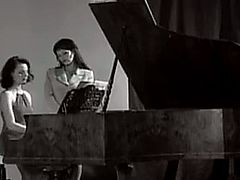 Tittes Brunette Star Michelle - The Piano 1