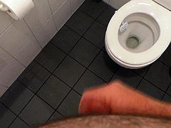 Spritzen im Klo vom Pornokino