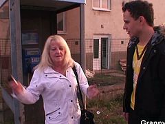 Check out this young lad picking up a horny granny from the Czech streets. He took her to his apartment and nailed her old cunt like a real pro to make her scream loud.