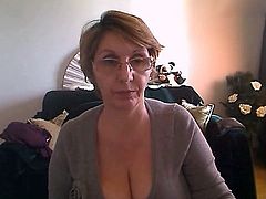 Mature woman showing nice body and big tits