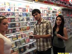 Do you like music? Well, these two love to fuck over some cool records. Enjoy this stunning brunette being bang by her cute nerd boyfriend and how the reach climax.