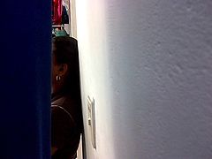 mostrando mi pene en vestier de ropa 2