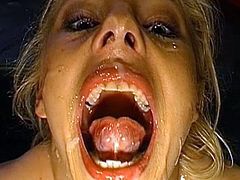 Impressive babe amazes with her sucking skills as well as with her swallowing ones