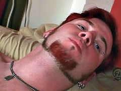 Redhead poofter milks his wang dry on his hairy belly
