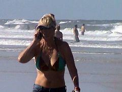 candid milf beach spy jiggly tits 22, sexy milf boobs