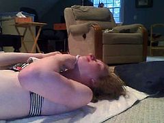 Nice sissy jerks off on her own face