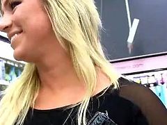 All natural girl lifts a shirt up to show her boobs. Embry loves to show her ass and boobs in public places. This girl also shows her nude body in her bedroom.