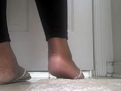Thick ebony feet in flip flops