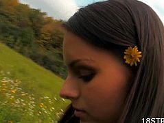 Girl lumped field daisies