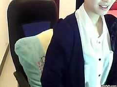 Svelte oriental webcam cutie finally agrees to get rid of her jacket. Asian honey flaunts her body in white shirt and squeezes her titties.