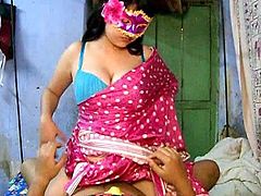 Amateur Indian chick Savita is sucking