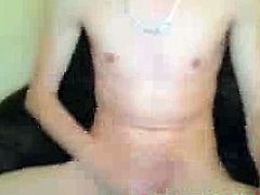 Cute young twink jerks and show his ass on cam!