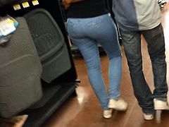 CULO DE CASADA VECINA EN WALMART