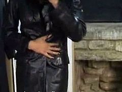 Dark haired amateur beauty Nicole getting so kinky here as she love leather and would love to wear this leather outfit that would cover her sexy innocent body.