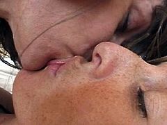 http://img0.xxxcdn.net/0c/mx/r1_lesbian_kiss.jpg