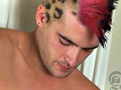 Alternate Dudes brings you a spectacular free porn video where you can see how the horny punk-rocker Achilles masturbates in the bathtub while assuming very hot positions.