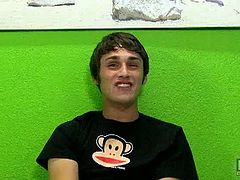 Boy Crush brings you very intense free porn video where you can see how the kinky twink Junior Ray strips and provokes while assuming very naughty positions.