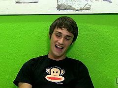 Boy Crush brings you very intense free porn video where you can see how the kinky twink Junior Ray strips and provokes while assuming very naughty positions.