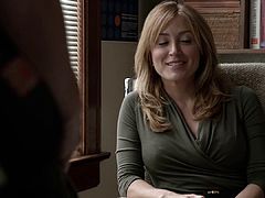 Sasha Alexander Shameless S05E09 Lip goes down on Helene