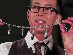 Kink University shows you how to safely and properly do all the kinky things, you ever thought about doing, but either didn't know how to do, or were too scared to try it. Sahara allows Lamalani to demonstrate the fine art of nipple clamping, using a chain with multiple clamps on it. Take some notes!