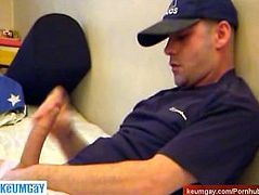 Delivery guy (str8) gets wanked his huge cock by a client for a good tip !