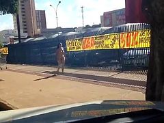 Mulher Andando Pelada em Frente ao Supermercado