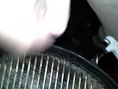Wichse dem Nachbarn im Dunkeln auf den Grill