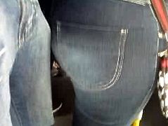 Cravando na bunduda de jeans