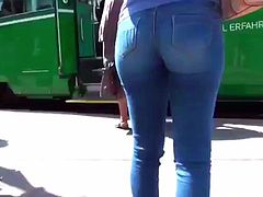 TIGHT BOOTY WAITING FOR THE TROLLY