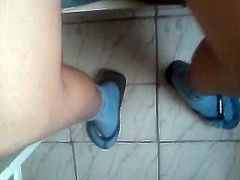 Gozando de chinelo com meia