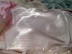 Toujours Moi avec des dessous soyeux collants avec un jupons
