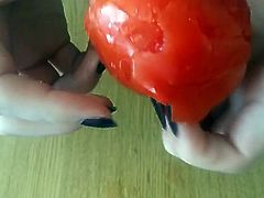 slicing tomato with nails