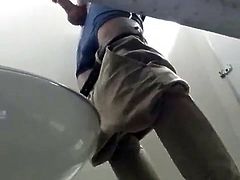 Flagrou um punheteiro no banheiro