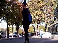 Model in leggings en shoes