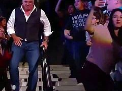 A Fan Bitch Twerk in live on Shane McMahon (WWE)