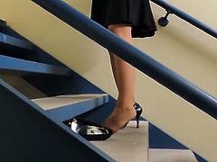 she lost her heels dans l' escalier