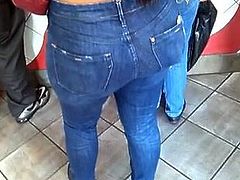 Gostosa de jeans na lanchonete