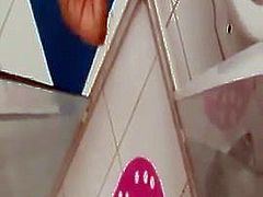 TRANSEX GOZANDO NO BANHEIRO