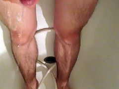 Hot guy pissing in the bathtub