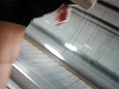 Metro da yuruyen super bacaklar