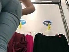 Voyeur en el vestidor