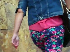 Rica Milf meneando su culazo Floral Leggings