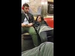 En manque, elle se branle dans le metro