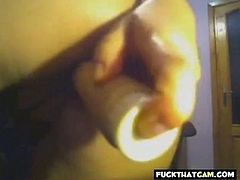 She pushes ass out during webcam show