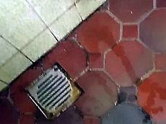 Kumpel pisst wie ein Hengst