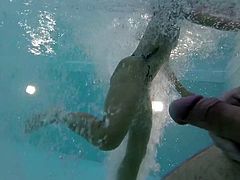 Dickflash and jerking next to girls in public pool