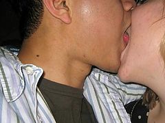 http://img0.xxxcdn.net/0q/y3/f2_asian_kiss.jpg