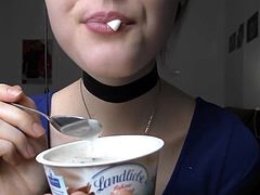 Cute girl licks cream - Une jolie fille leche de la creme